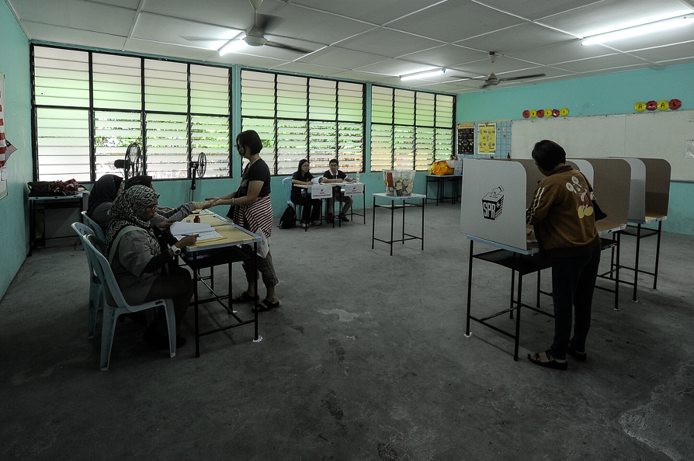 Voters at a polling station at Sekolah Menengah Kebangsaan Perimbun, Cheras during the Balakong by-election September 8, 2018. u00e2u20acu201d Picture by Shafwan Zaidon