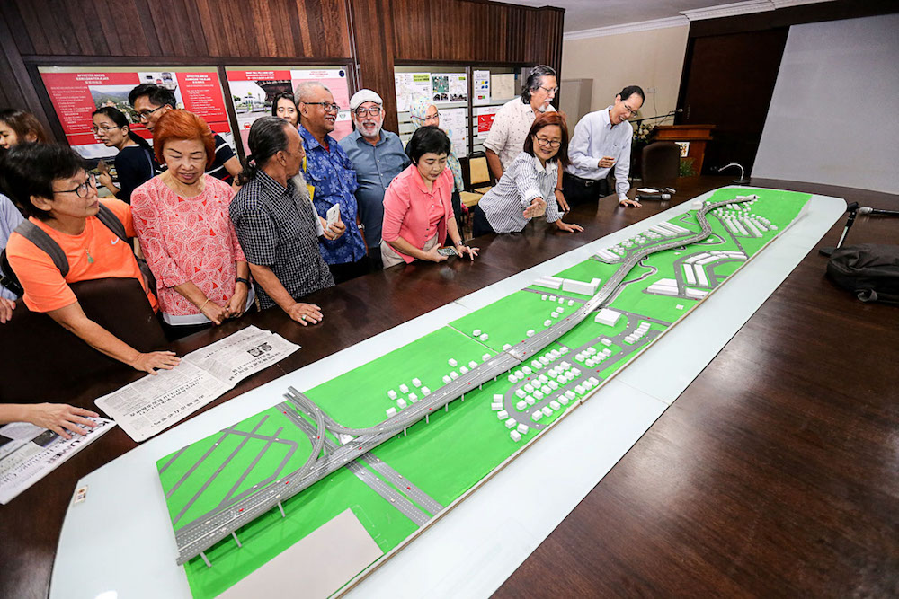People look at a mock-up during the Pan Island Link (PIL1) Forum at Universiti Sains Malaysia in George Town September 18, 2018. u00e2u20acu201d Picture by Sayuti Zainudin