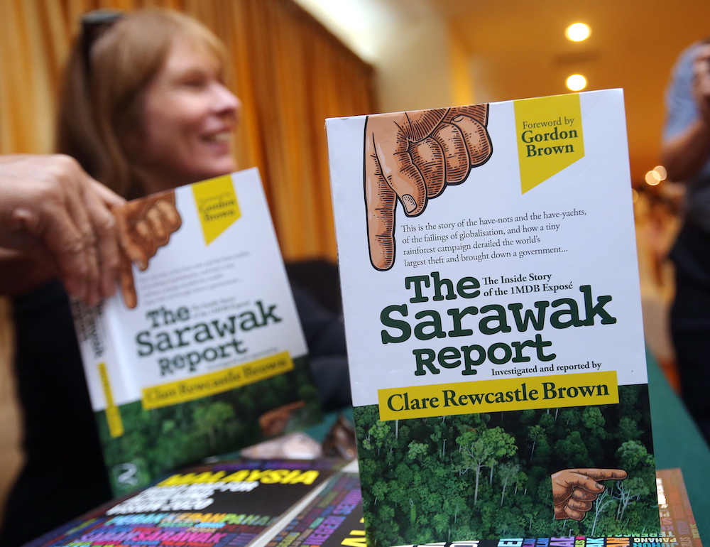 Founder of Sarawak Report Clare Rewcastle Brown conducts a book signing in Ipoh September 22, 2018. u00e2u20acu201d Picture by Farhan Najib