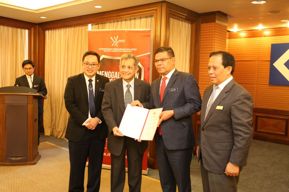 Domestic Trade and Consumer Affairs Minister Datuk Saifuddin Nasution (third right) presenting the letter of appointment to Datuk Seri Hishamudin Yunus for his new position as MyCC chairman. September 27, 2018. ― Picture courtesy of Lee Hishammuddin Allen and Gledhill