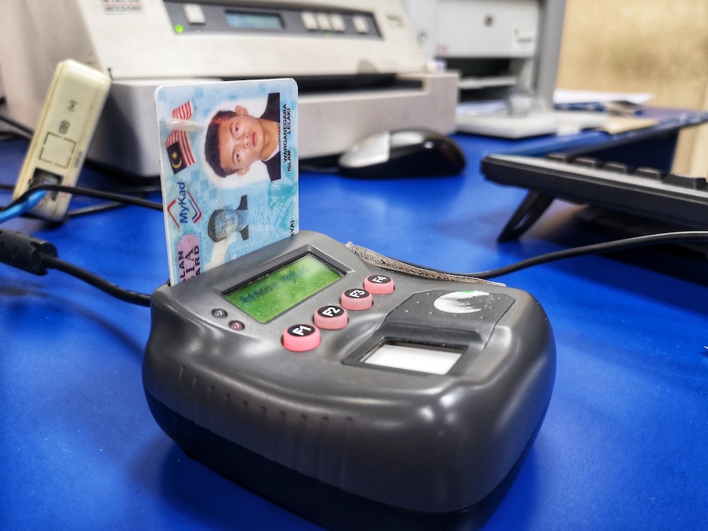 A MyKad identification card reader in use at a POS Malaysia outlet in Bangi October 15, 2018. u00e2u20acu201d Picture by Shafwan Zaidon