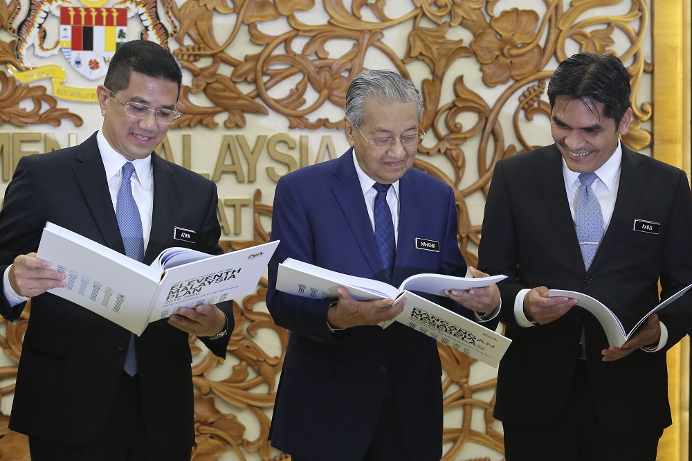 (From left) Economic Affairs Minister Datuk Seri Azmin Ali, Prime Minister Tun Dr Mahathir Mohamad and Deputy Economic Affairs Minister Mohd Radzi Md Jidin pose for a group photo in Parliament, Kuala Lumpur October 18, 2018. u00e2u20acu201d Picture by Yusof Mat Isa
