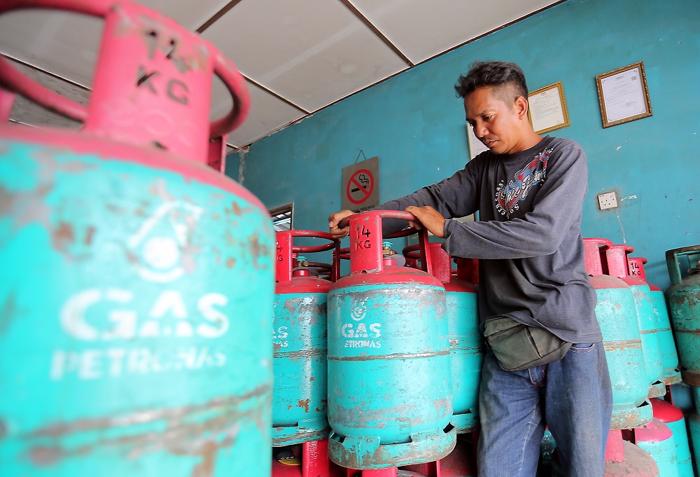 Ismail Abdul Rahman, who provides Gas Petronas home delivery services, arranges gas cylinders at his shop in Manjoi, Ipoh October 31, 2018. u00e2u20acu201d Picture by Farhan Najib