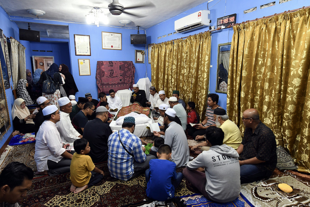 Tan Sri Hassan Azhariu00e2u20acu2122s family and friends attend Yasin prayers at his home in Kuala Lumpur September 6, 2018. u00e2u20acu201d Bernama picn