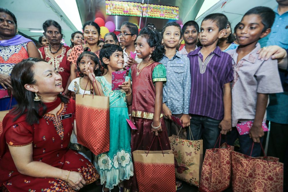 Hannah Yeoh (left) chats with orphans from the Vivekananda Home Rembau at the Taman Tun Dr Ismail wet market October 28, 2018. u00e2u20acu201d Picture by Hari Anggara