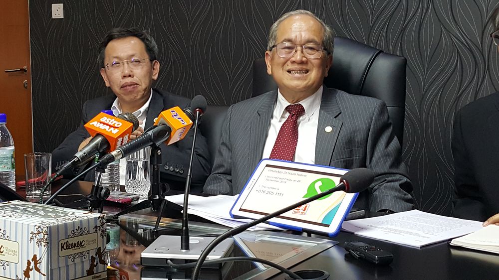 Sarawak Deputy Chief Minister Datuk Amar Douglas Uggah says the state government is serious in the fight to curb the spread of rabies, October 2, 2018. u00e2u20acu201d Picture by Sulok Tawie