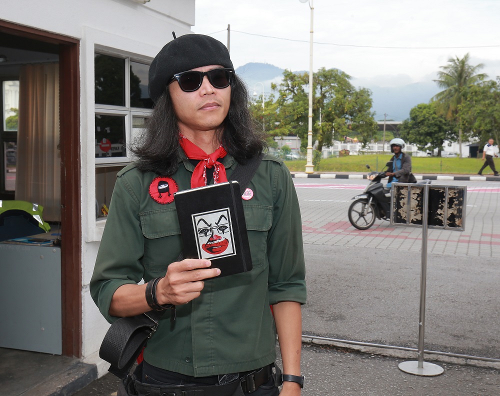 Local cartoonist and graphic artist Fahmi Reza at the Ipoh High Court November 12, 2018. u00e2u20acu201d Picture by Marcus Pheong