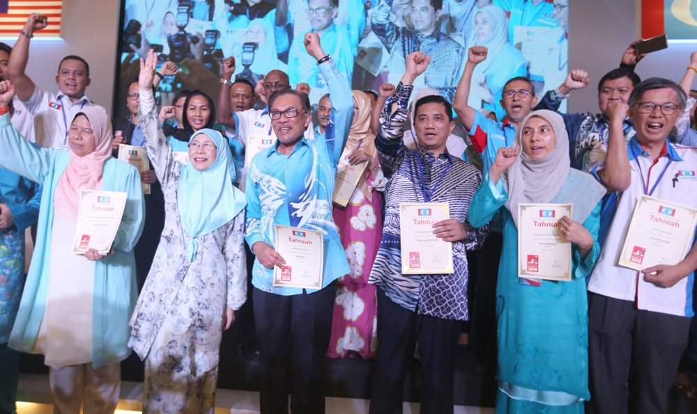 PKR leaders pose for a picture during the PKR National Congress 2018 in IDCC Convention Centre, Shah Alam November 18, 2018. u00e2u20acu201d Picture by Razak Ghazali