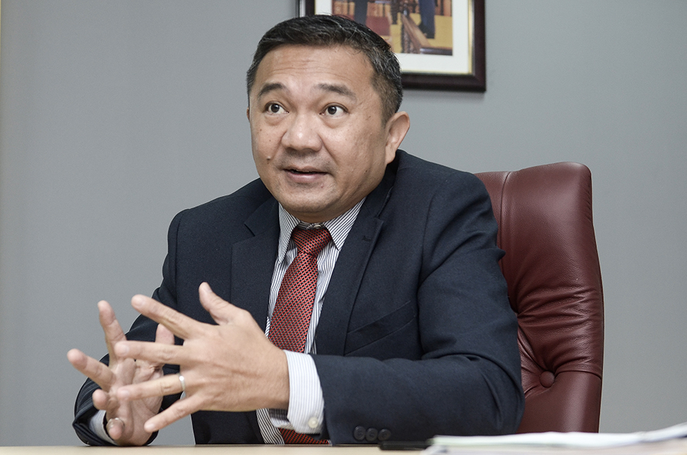 Selangor Local Government, Public Transportation and New Village Development committee chairman Ng Sze Han speaks to Malay Mail in an interview in Shah Alam November 21, 2018. ― Picture by Miera Zulyana