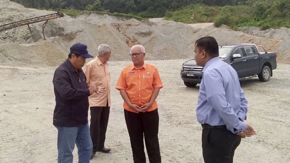 Senggarang assemblyman Khairuddin A. Rahim (centre) visiting a licenced sand quarry in Gunung Pulai, Johor recently. u00e2u20acu201d Picture by Ben Tan