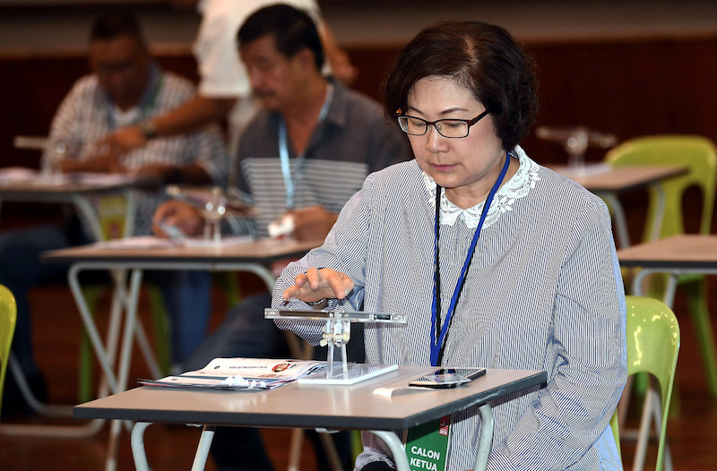 Christina Liew casts her vote at the PKR elections in Sekolah Menengah Kian Kok in Kota Kinabalu, November 3, 2018. nu00e2u20acu201dBernama picn