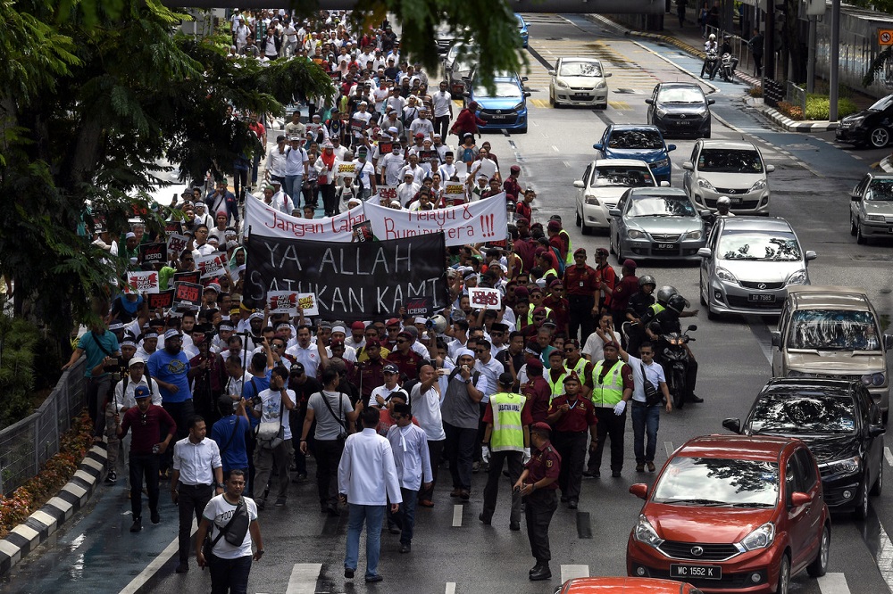 A group of protesters march from Masjid Kamek towards the Sogo complex in protest over ICERD, in Kuala Lumpur November 4, 2018. u00e2u20acu201d Bernama pic