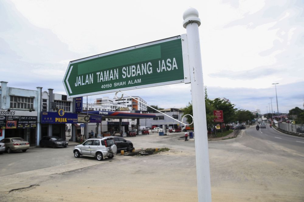 A road sign in Shah Alam with Chinese characters appears to have been defaced. u00e2u20acu2022 Picture by Yusof Mat Isa