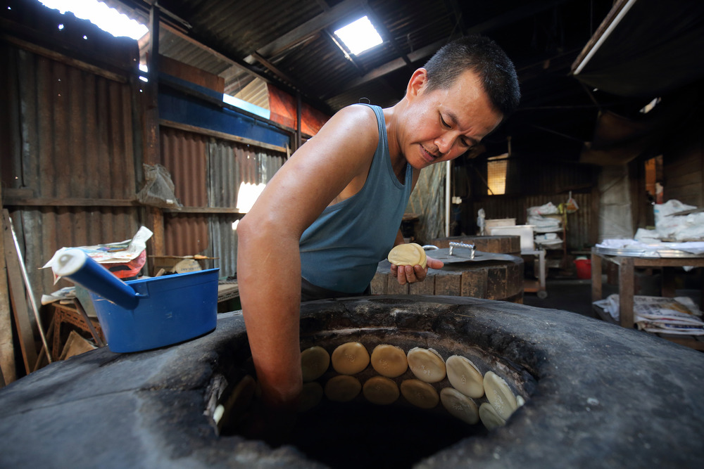 Lew Yung Boon, 44, making the u00e2u20acu02dcheong peahu00e2u20acu2122 at his shop in Gunung Rapat, Ipoh. u00e2u20acu201d Pictures by Marcus Pheong