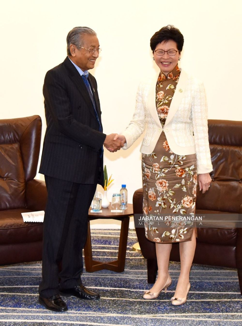 Tun Dr Mahathir Mohamad (left) shakes hands with Hong Kong chief executive Carrie Lam (right) at the Apec 2018 Summit in Port Moresby November 17 2018. u00e2u20acu2022 Picture courtesy of Information Department of Malaysia