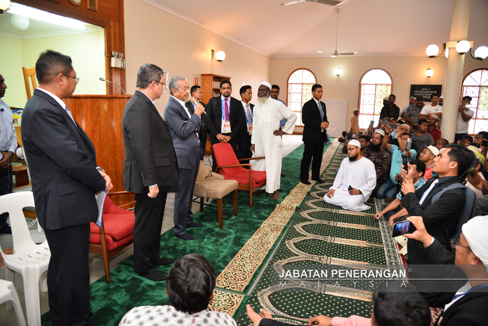 Prime Minister Tun Dr Mahathir Mohamad speaks at the Hohola Mosque in Port Moresby, Papua New Guinea November 18 2018. — Picture courtesy of the Information Dept