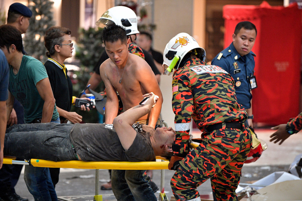 Mangsa yang cedera dibawa keluar oleh anggota bomba dan orang ramai selepas kejadian letupan kuat di pusat beli-belah CityOne Megamall pada 3.30 petangsemalam. u00e2u20acu201d Foto Bernama