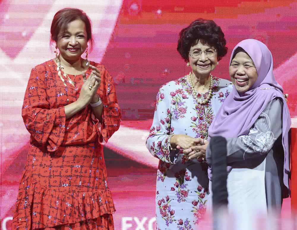 Datin Paduka Marina Mahathir, Tun Dr Siti Hasmah and Award winner Matron Fadzilah Abdul Hamid during the Tun Dr Siti Hasmah Award Gala Dinner 2018 at Hilton Kuala Lumpur Hotel December 16, 2018. u00e2u20acu201d Picture by Firdaus Latif