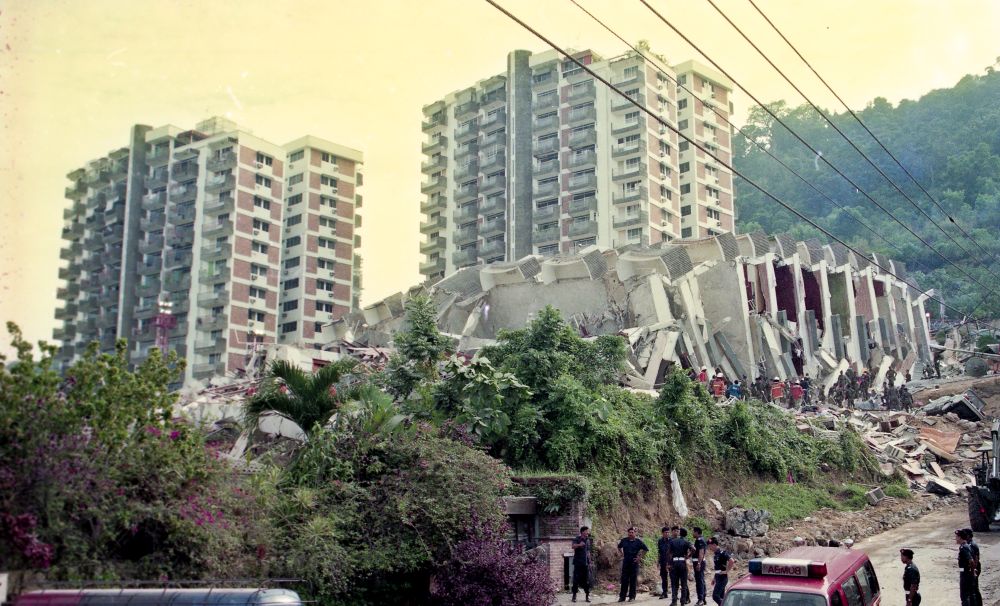 The police stand watch at the collapsed Highland Towers Block 1 in Kuala Lumpur December 12, 1993. — Bernama file pic