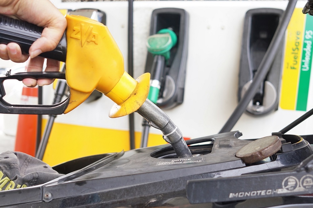 MoF in a statement, however, said the retail price of RON95 petrol and diesel remains unchanged at RM2.05 and RM2.15 per litre respectively for the period. — Picture by Ahmad Zamzahuri