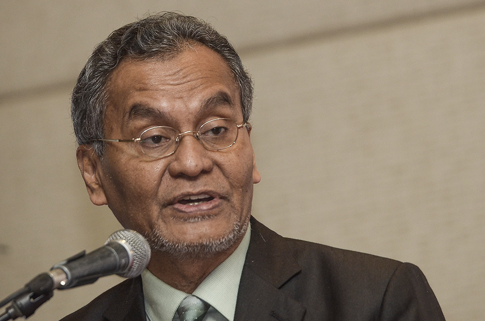 Datuk Seri Dzulkefly Ahmad speaks during the launch of the PhaMA Industry Fact Book in Putrajaya January 8, 2019. u00e2u20acu201d Picture by Miera Zulyana