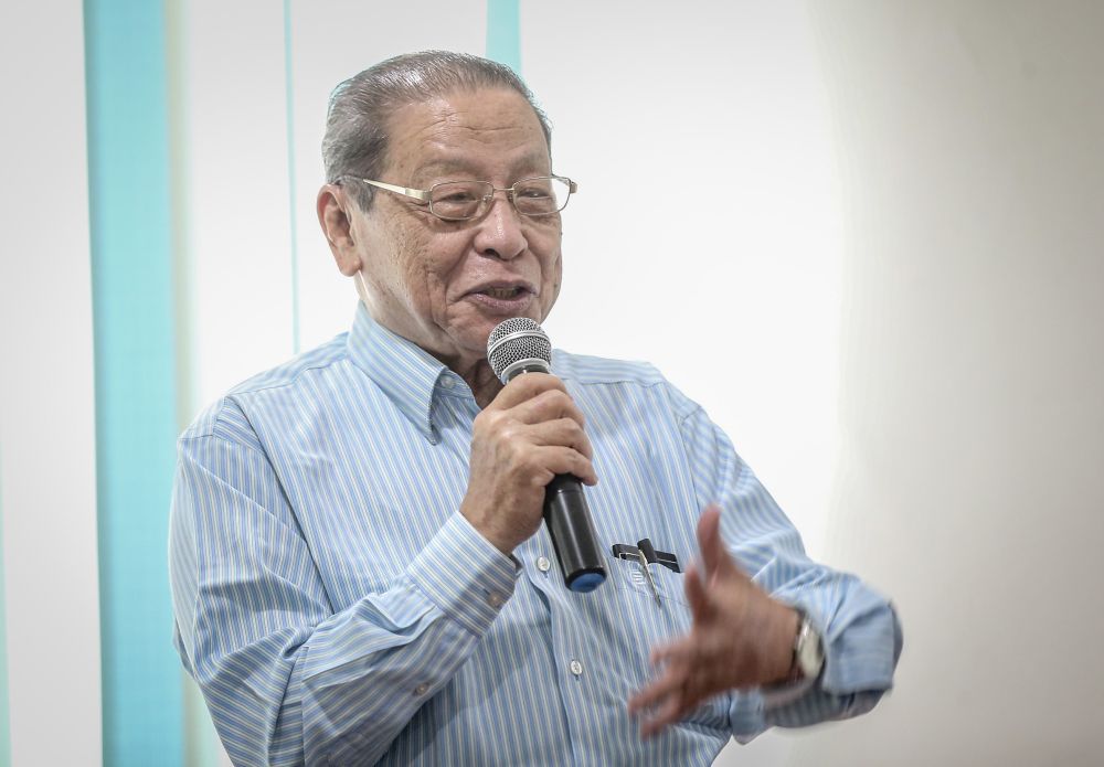 DAP MP Lim Kit Siang warns that the obsession with a one-race government may turn Malaysia into ‘failed state’. — Picture by Firdaus Latif