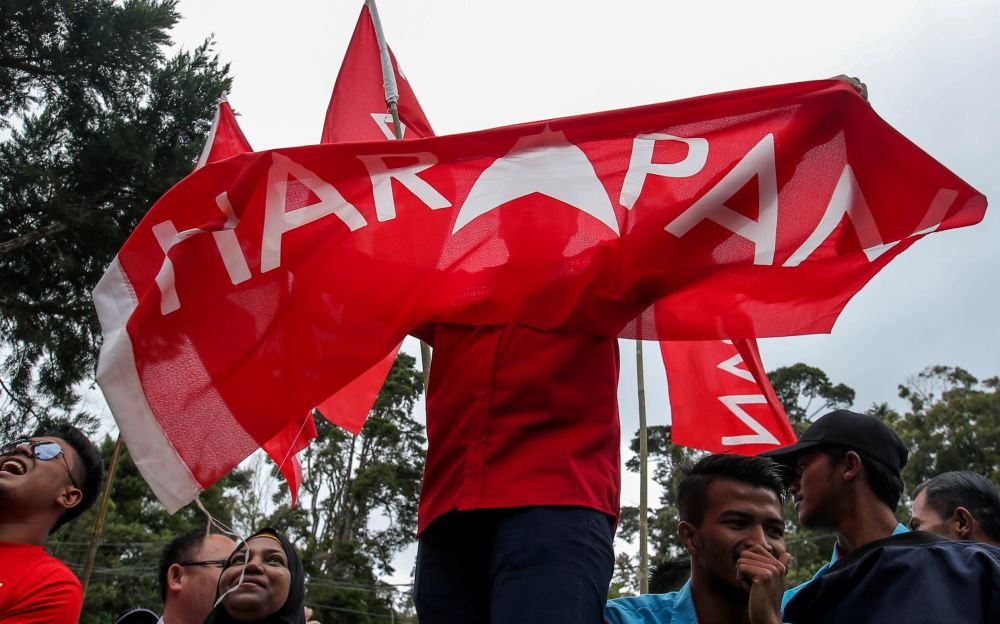 Pakatan Harapan supporters at the SMK Sultan Ahmad Shah nomination centre in Cameron Highlands, January 12, 2019.