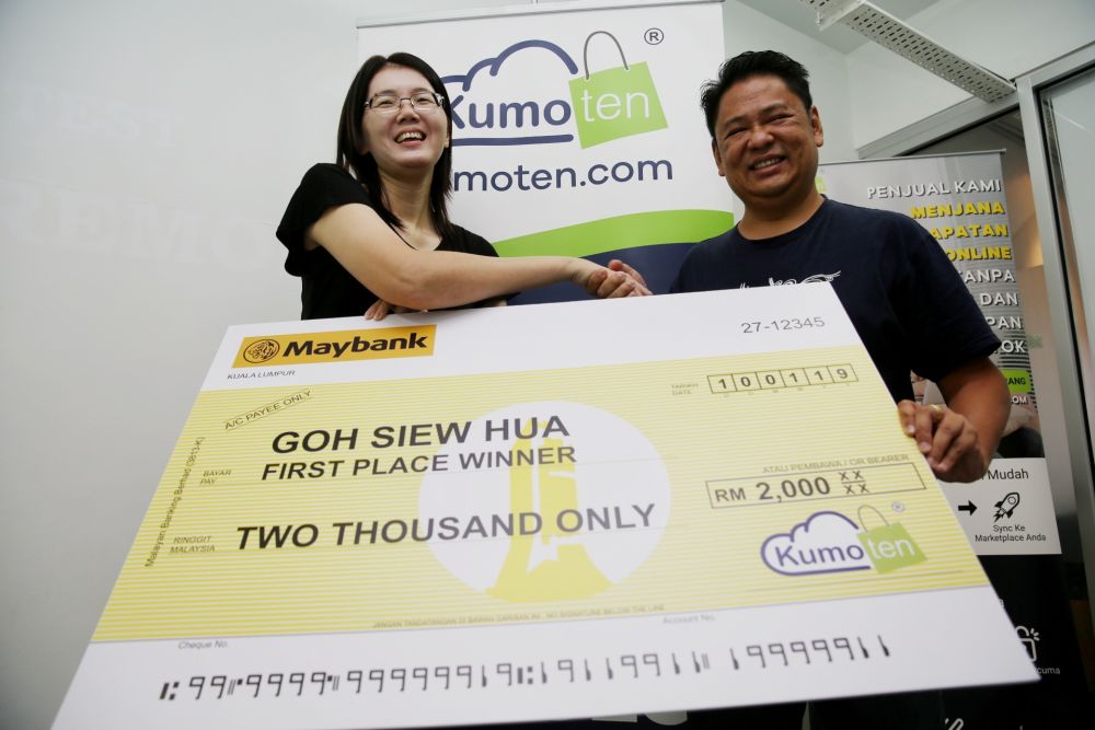 Kumoten Sync and Win first prize winner Goh Siew Hwa receives a mock cheque from Kumoten managing director Isaac Leong in Puchong January 10, 2019. u00e2u20acu201d Picture by Choo Choy May