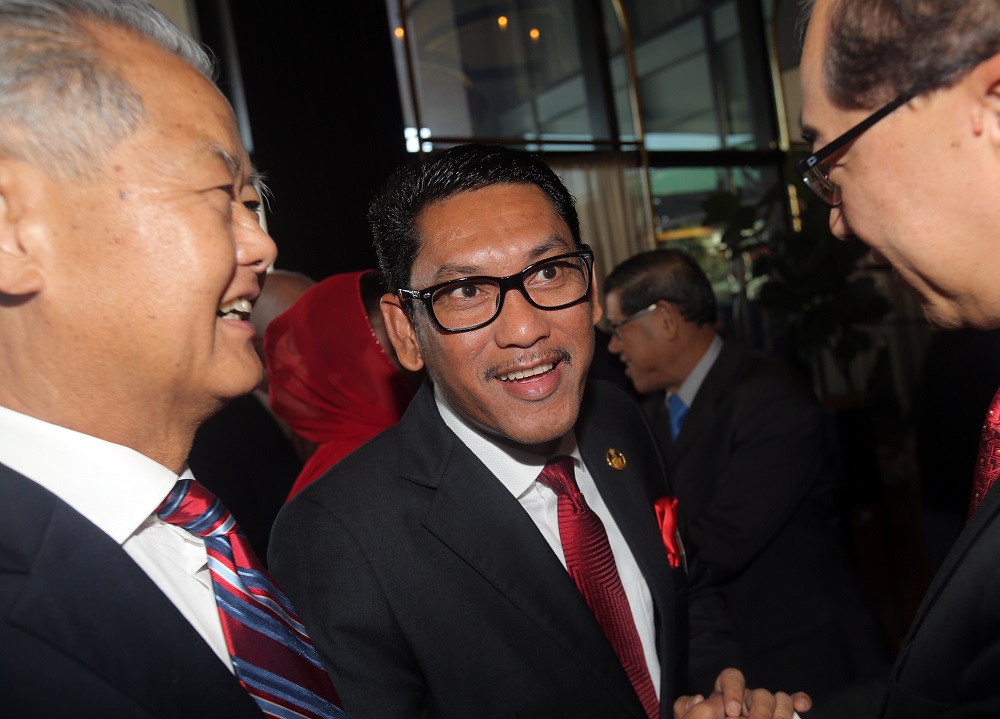Perak Mentri Besar Datuk Seri Ahmad Faizal Azumu is greeted by Perak Chinese Chamber of Commerce and Industry members upon his arrival for the Chinese New Year celebration at the Weil Hotel in Ipoh February 8, 2019. — Picture by Farhan Najib