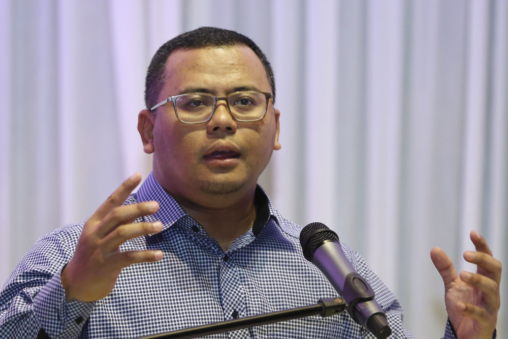 Selangor Mentri Besar Amirudin Shari speaks during hi-tea with PKR Srikandi at Empire Hotel in Subang February 9, 2019. u00e2u20acu201d Picture by Yusof Mat Isa