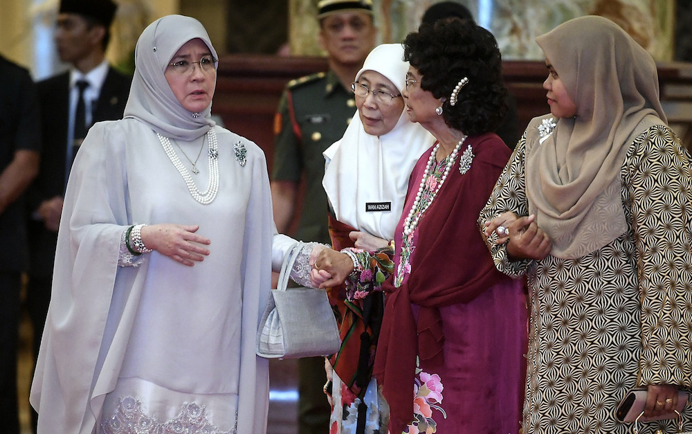 Raja Permaisuri Agong Tunku Azizah Aminah Maimunah Iskandariah greets Tun Dr Siti Hasmah Mohamad Ali and Datuk Seri Dr Wan Azizah Wan Ismail at Istana Negara in Kuala Lumpur February 14, 2019. u00e2u20acu201d Bernama pic
