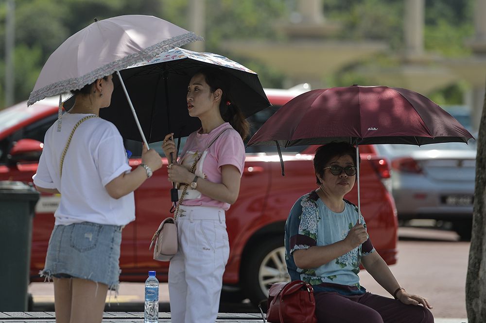 Tourists carry umbrellas on a hot day in Putrajaya February 26, 2019. u00e2u20acu2022 Picture by Miera Zulyana