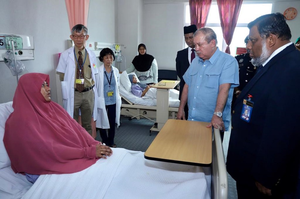 Johor ruler Sultan Ibrahim Sultan Iskandar took time to visit the Pasir Gudang fume inhalation victims in the Sultan Ismail Hospital in Johor Baru March 14, 2019. — Picture courtesy of the Johor Royal Press Office