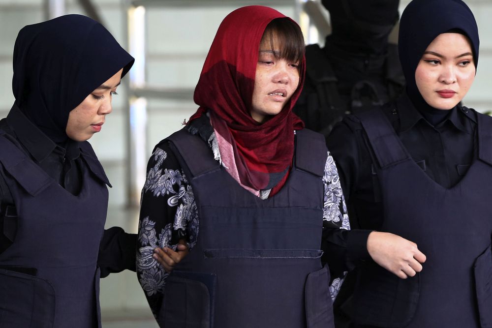 Vietnamese national Doan Thi Huong is escorted by Malaysian police as she leaves the Shah Alam High Court March 14, 2019. — Picture by Yusof Mat Isa