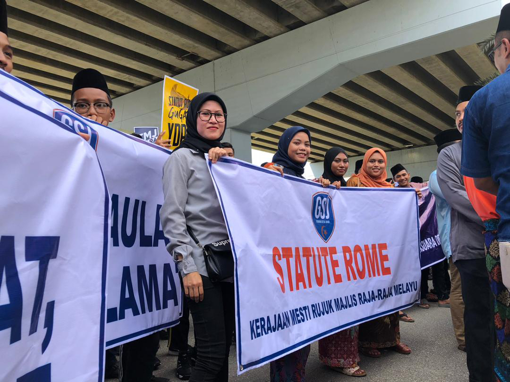 Protesters stating their stand against the government’s decision to accede the Rome Statute near the Istana Pasir Pelangi entrance in Johor Baru March 22, 2019. — Picture courtesy of the Kulai Youth Council