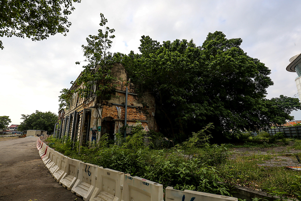 A view of some of the abandoned buildings near the canal at Sia Boey. u00e2u20acu201d Picture by Sayuti Zainudin