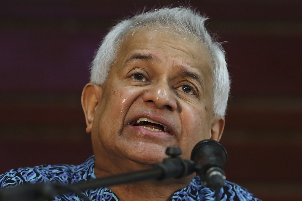 Tan Sri Tommy Thomas described the coroner court’s ruling of fireman Muhammad Adib Mohd Kassim’s death as ‘bizarre’. — Picture by Yusof Mat Isa