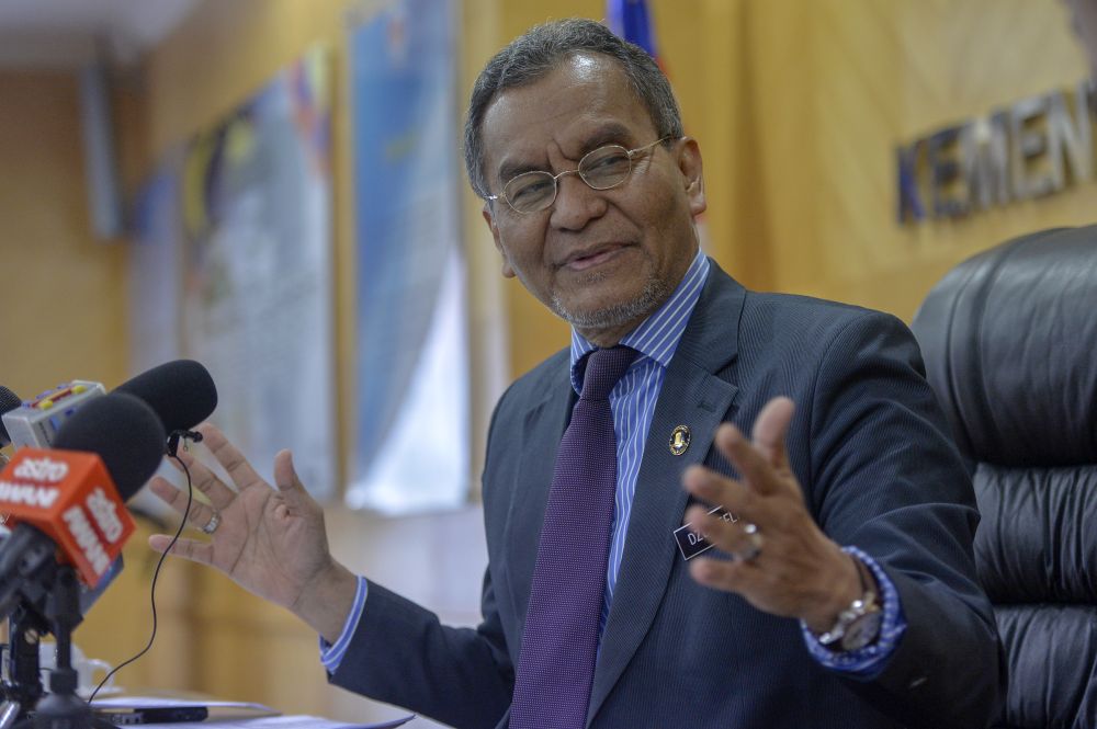 Health Minister Dzulkefly Ahmad says the ministry will use external reference pricing to benchmark medicine prices in Malaysia against cheaper drug prices in certain countries so that local drug prices do not exceed the benchmark. ― Picture by Mukhriz Hazim