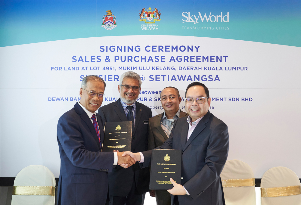 Datuk Mahadi Che Ngah (left) with SkyWorld founder and group MD Datuk Ng Thien Phing, with FT Minister Khalid Samad (second from left) and Skyworld executive director Zafidi Mohamad. u00e2u20acu201d Picture courtesy of SkyWorld Development Group