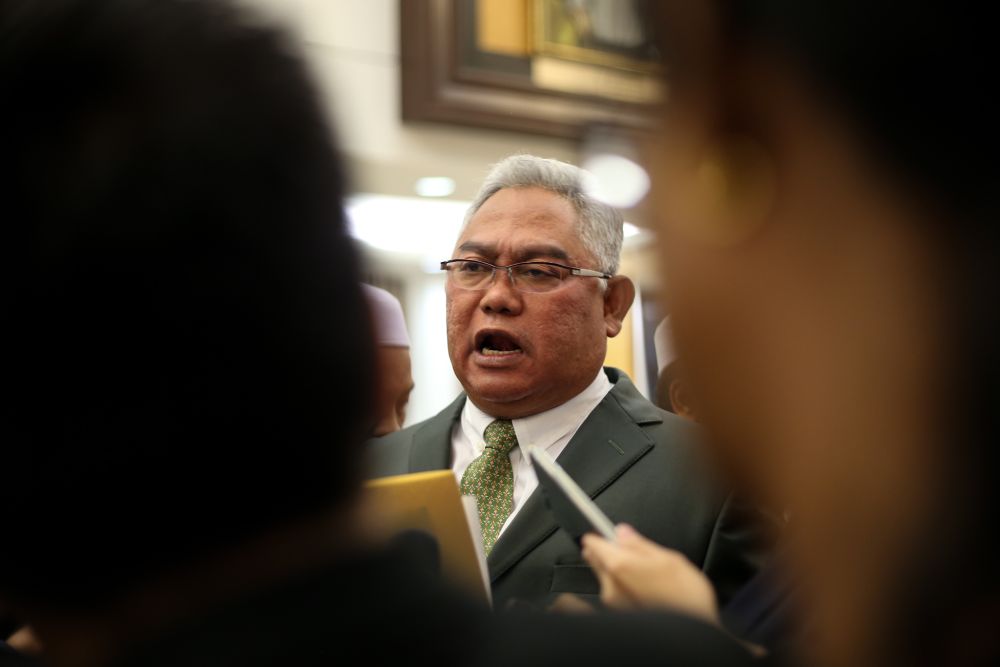 Tan Sri Noh Omar speaks to reporters at Parliament lobby April 2, 2019. u00e2u20acu201d Picture by Ahmad Zamzahuri