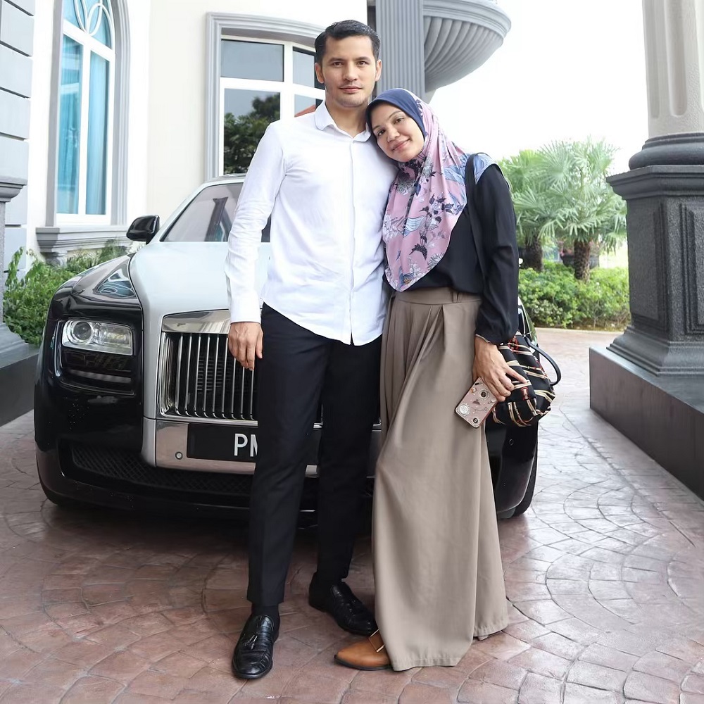 Aliff apologised for caning his daughter, saying he was u00e2u20acu02dcjahilu00e2u20acu2122 (ignorant), while his wife said their daughter was being u00e2u20acu02dcdramaticu00e2u20acu2122. u00e2u20acu201d Picture via Instagram/aliffsyukriterlajarlaris