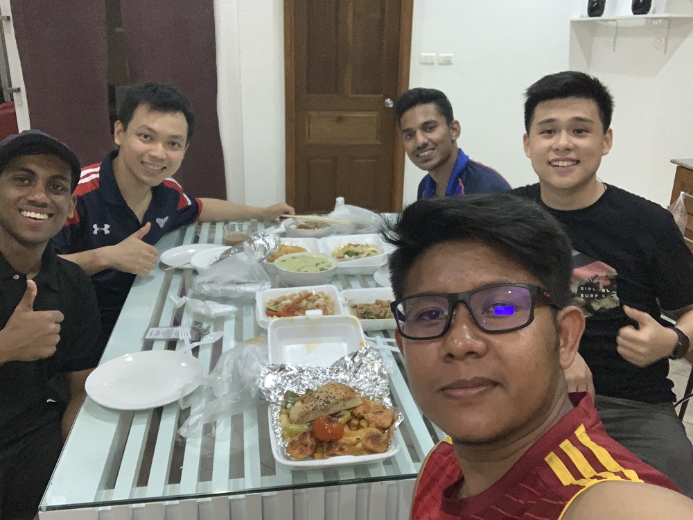 The five friends breaking fast together in Pattaya. u00e2u20acu201d Picture via Twitter/Farid Hanip 
