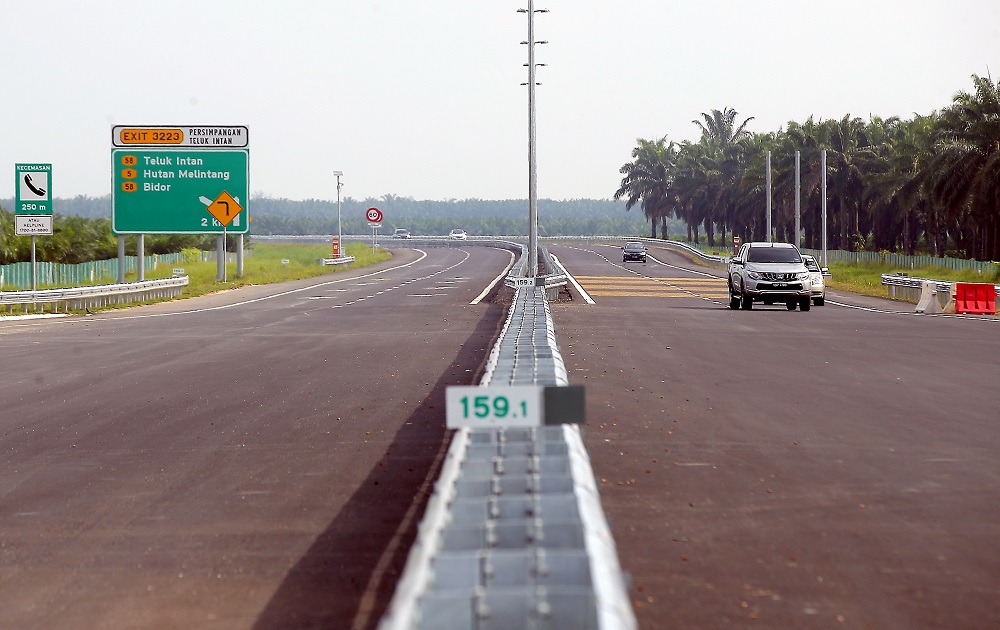 The 18km-long West Coast Expressway Section 8 which stretches from Hutan Melintang to Teluk Intan is officially opened to the public today from 6pm onwards, May 31, 2019. u00e2u20acu201d Picture by Farhan Najib