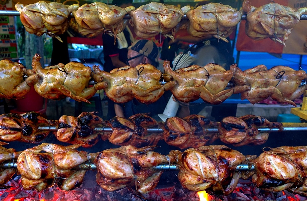 Barisan ayam golek yang sedang dibakar di gerai Al-Hidayah Ayam Golek dan dijual dengan harga RM20 hingga RM22 seekor sewaktu tinjauan di Bazar Ramadhan Sri Rampai di Kuala Lumpur 7 Mei, 2019. u00e2u20acu201d Foto Bernama
