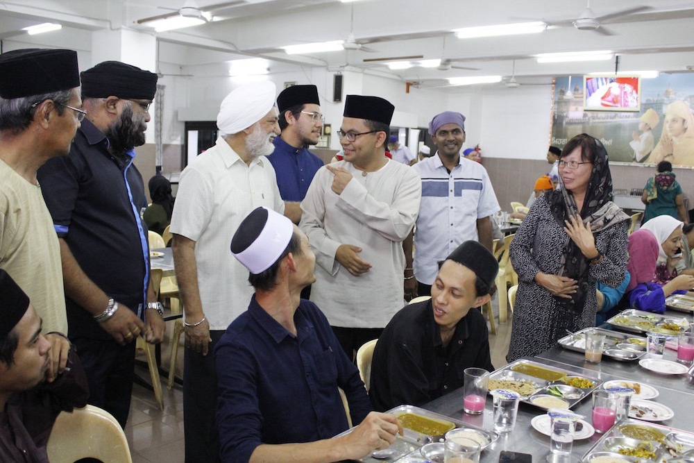 Johor Baru MP Akmal Nasrullah Nasir breaks fast with guests at the Johor Baru Sikh Gurdwara Sahib May 28, 2019. u00e2u20acu201d Picture courtesy of the Johor Baru Parliament Office