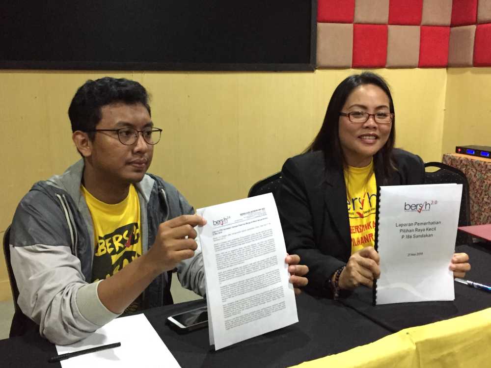 Joeman (right) with Sabah Bersih coordinator Asraf Sharafi reported 19 offences detected during the Sandakan parliamentary by-election which concluded on May 11, 2019. u00e2u20acu2022 Picture by Julia Chan