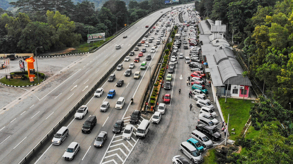 An overview of Lebuhraya East Coast route to Gombak Toll shows the traffic heading back to Kuala Lumpur June 9, 2019. u00e2u20acu201d Picture by Hari Anggara