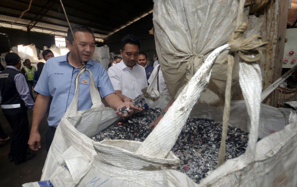 Selangor Local Government, Public Transportation, and New Village Development Committee chairman Ng Sze Han (left) inspecting a plastic recycling factory at Telok Gong, Port Klang, January 23, 2019. u00e2u20acu201d Bernama pic