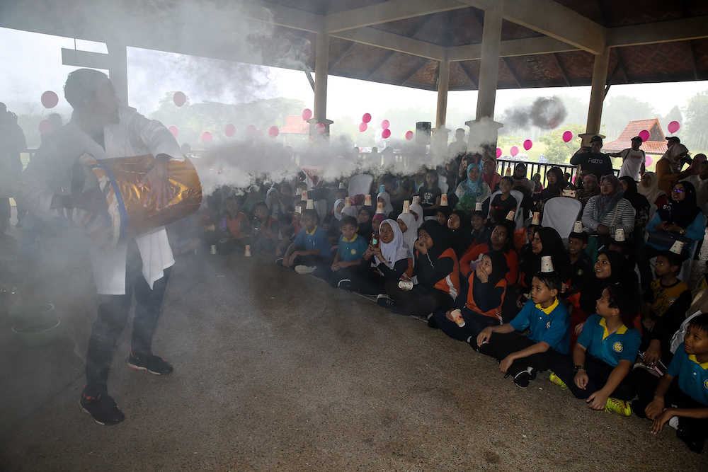 The workshop conductor demonstrating to the students how airflow works. — Picture by Yusof Mat Isa.
