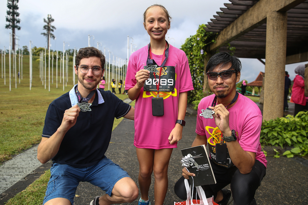 (From left) The top three runners Foulques Bertholet, Paige Bukovsan and Mohd Akmal Salleh. — Picture by Mohd Yusof Mat Isa